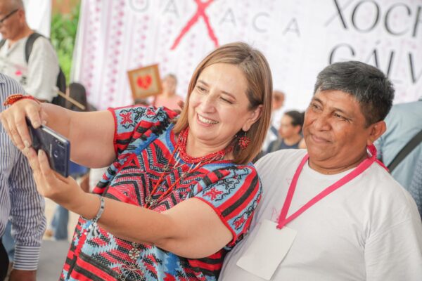 Xóchit Gálvez y AMLO